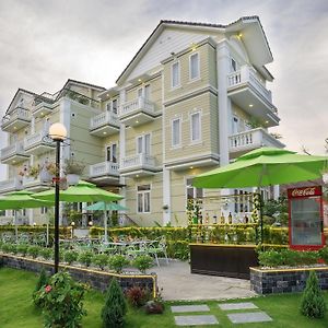 Golden Bell Backpacker Hotel & Pool Bar